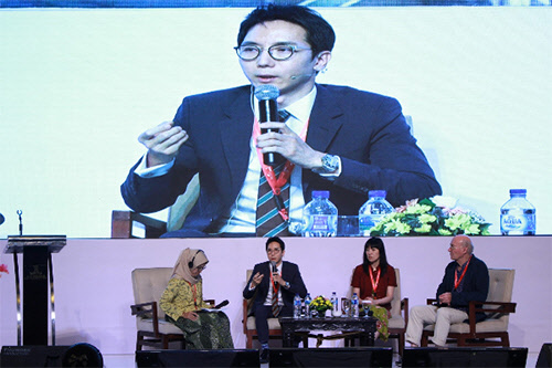 강연 후 질문에 대답하고 있는 김지수 원장(좌측 2번째) 맨 우측은 프랑스의 세계적인 아로마테라피 화학의 대가 Dr. Francomme